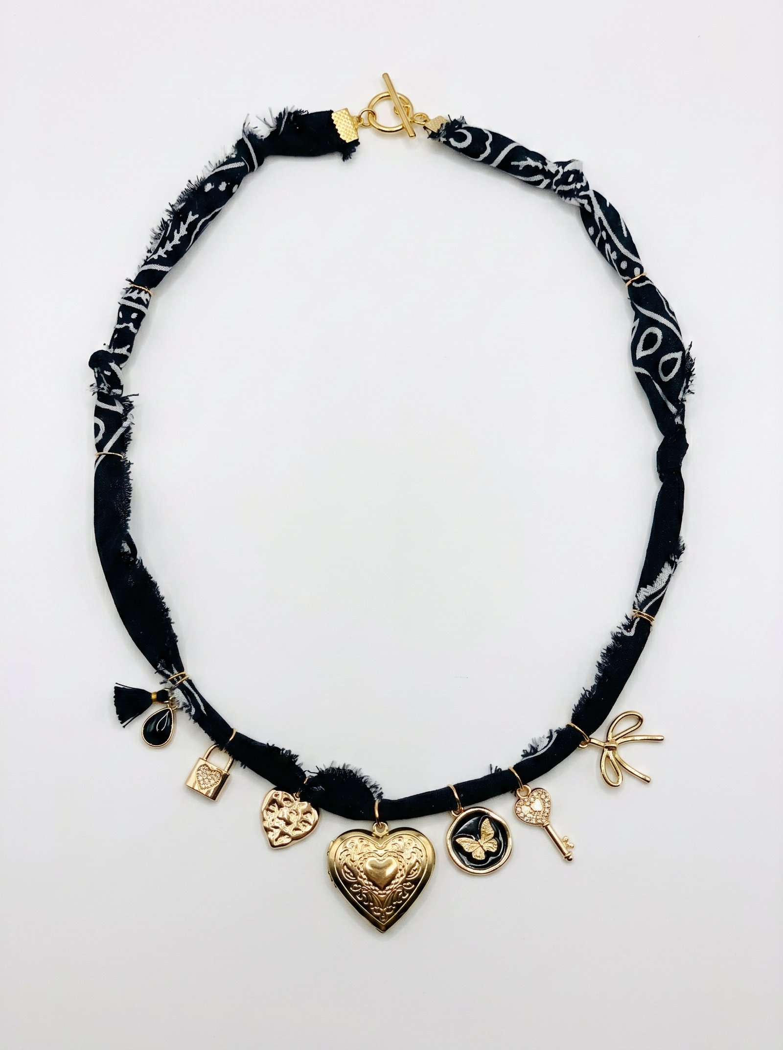 https://veline.ae/storage/photos/1/Charm Necklaces/Black_and_Gold_Charms.JPG